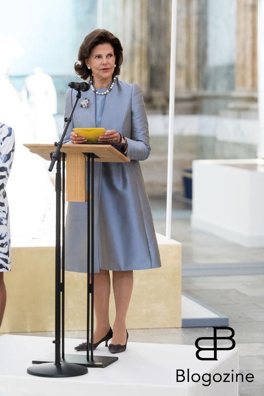 Queen Silvia holdning opening speach. Today inaugurated the new exhibition, Royal wedding dresses 1976-2015, at the Royal Palace in Stockholm. Pictures of the opening ceremony with the queen and all the princesses. - Idag invigdes den nya utställningen Kungliga brudklänningar 1976-2015 på Kungliga Slottet i Stockholm. Bilder från invigningen med drottningen och alla prinsessor. Royal Palace, Stockholm, Sweden 2016-10-17 (c) Pelle T Nilsson/Stella Pictures