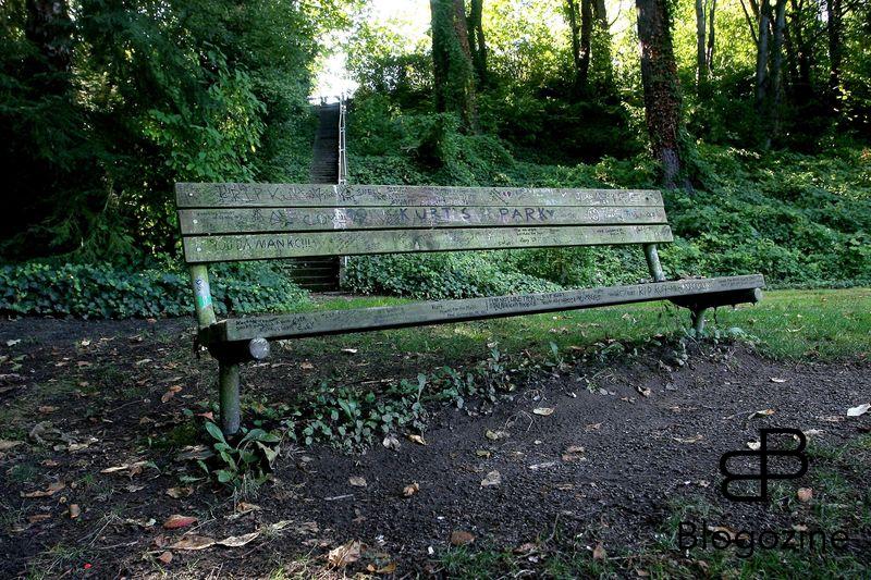 SEATTLE, WASHINGTON - September 7, 2007. This tribute bench in Viretta park on Lake Washington is dedicated to former Nirvana frontman Kurt Cobain. The house Coban shared with Courtney Love is next door to the park and it was at that house where Cobain took his own life with a gunushot to the head on April 8, 1994 Photograph: CelebrityHomePhotos Code: 4003/17493 COPYRIGHT STELLA PICTURES