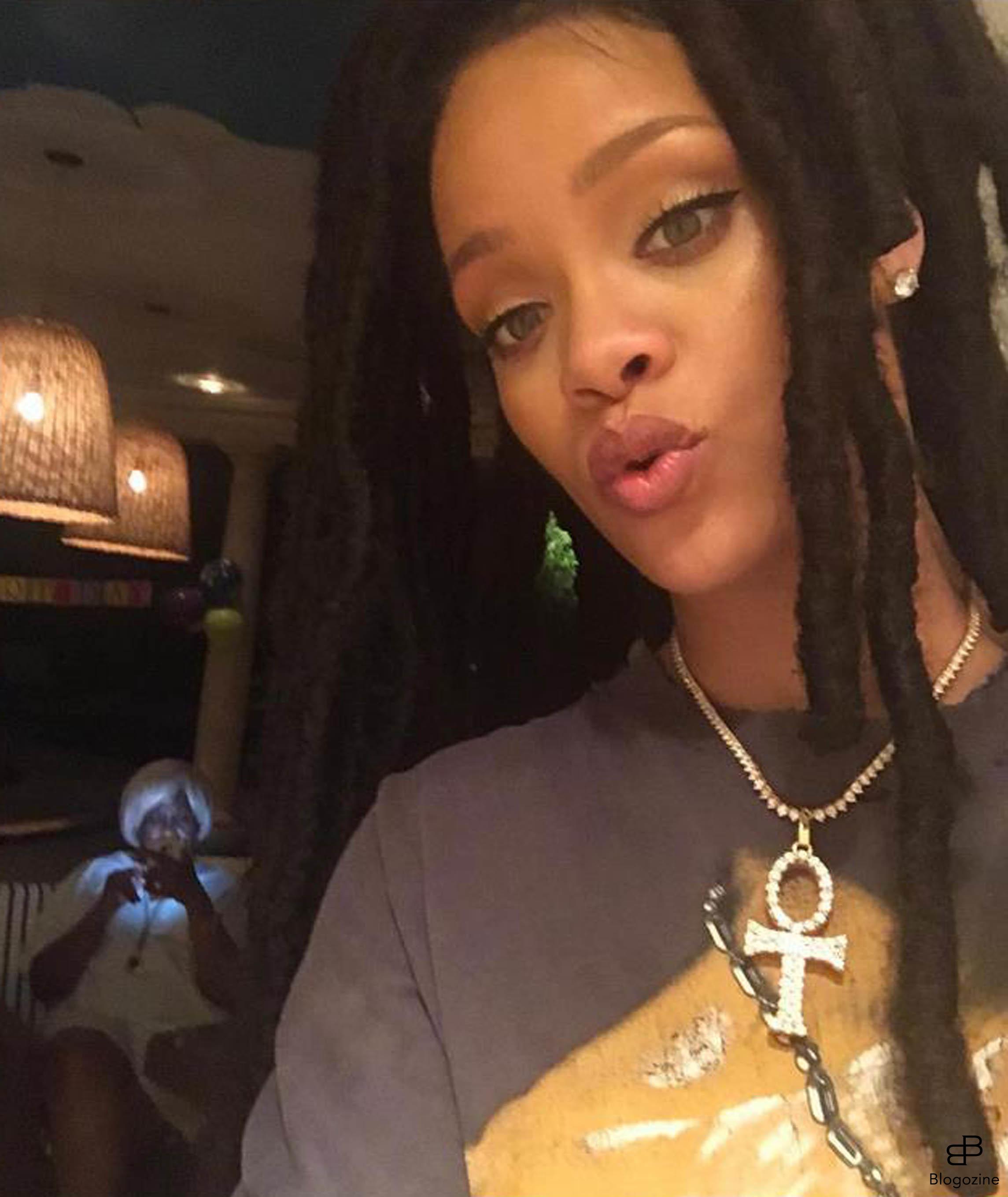 6334023 10-10-2016 Celebrity Selfies Pictured: Rihanna PLANET PHOTOS www.planetphotos.co.uk info@planetphotos.co.uk +44 (0)20 8883 1438 DISTR. STELLA PICTURES
