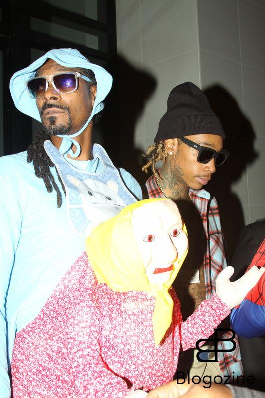 158914, Snoop Dogg arrives at Catch LA dressed in a bizarre mother/child Halloween outfit paired with Ugg boots. With him is a costume-less Wiz Khalifa. Los Angeles, California - Monday October 31 2016. Photograph: © TAO, PacificCoastNews. Los Angeles Office (PCN): +1 310.822.0419 UK Office (Photoshot): +44 (0) 20 7421 6000 sales@pacificcoastnews.com FEE MUST BE AGREED PRIOR TO USAGE