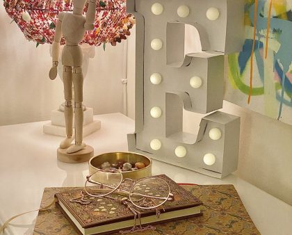 Inredningsinspiration! Bra förvaring och mysig sovplats för hög takhöjd.